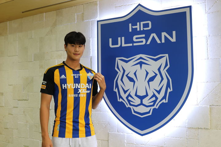 [서울=뉴시스]울산 HD의 첫 준프로 계약. 센터백 강민우. 2024.01.26. (사진=울산HD 제공) *재판매 및 DB 금지