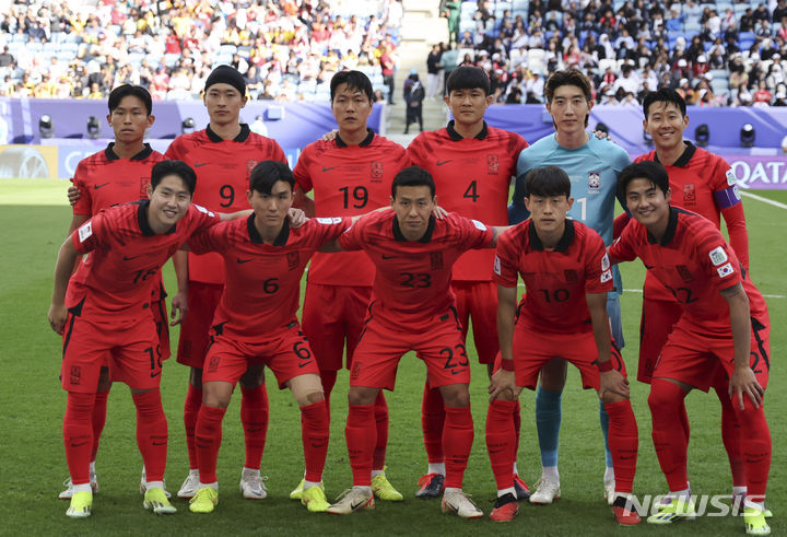 [알와크라(카타르)=뉴시스] 김근수 기자 = 대한민국 축구대표팀 선수들이 25일(현지시간) 카타르 알와크라 알자누브 스타디움에서 열린 2023 AFC 카타르 아시안컵 E조 조별예선  3차전 대한민국 대 말레이시아의 경기 시작 전 팀포토를 찍고 있다. 2024.01.25. ks@newsis.com