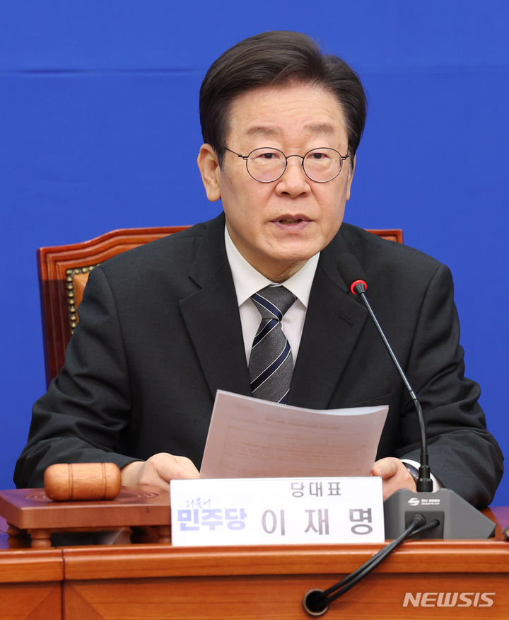 [서울=뉴시스] 추상철 기자 = 이재명 더불어민주당 대표가 26일 오전 서울 여의도 국회에서 열린 최고위원회의에서 발언하고 있다. 2024.01.26. scchoo@newsis.com