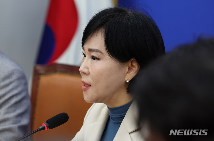 [서울=뉴시스] 추상철 기자 = 전현희 더불어민주당 대표 정치테러대책위원회 위원장이 26일 오전 서울 여의도 국회에서 열린 더불어민주당 대표 정치테러대책위원회 7차 회의에서 발언하고 있다. 2024.01.26. scchoo@newsis.com