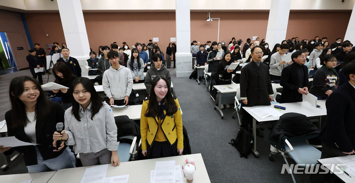 [서울=뉴시스] 조성우 기자 = 26일 오전 서울 중구 서울시청 시민청에서 열린 제9회 서울특별시 학생인권의 날 기념식에 참석한 학생들이 학생인권 조례 주요 조문을 낭독하고 있다. 2024.01.26. xconfind@newsis.com