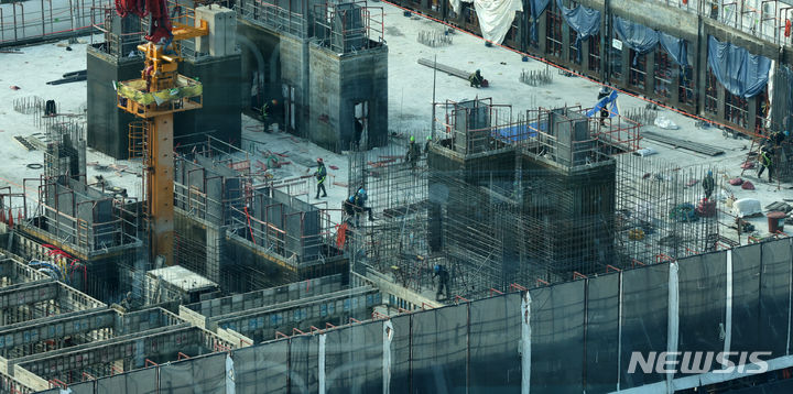 [인천=뉴시스] 전진환 기자 = 인천의 한 아파트 건설현장에서 건설노동자들이 작업을 하고 있다. 2024.01.26. amin2@newsis.com