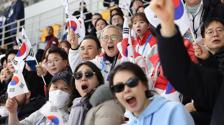 [서울=뉴시스] 김선웅 기자 = 유인촌 문화체육관광부 장관이 26일 강릉 스피드스케이팅장에서 열린 동계 청소년올림픽 스피드스케이팅 경기를 관람하며 대표팀 선수들을 응원하고 있다. (사진=문화체육관광부 제공) 2024.01.26. photo@newsis.com *재판매 및 DB 금지