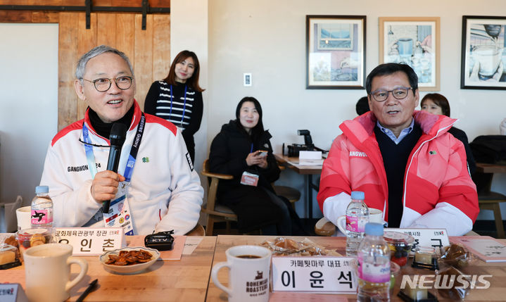 [강릉=뉴시스] 황준선 기자 = 유인촌(왼쪽) 문화체육관광부 장관이 26일 강원 강릉시 보헤미안 박이추 커피공장에서 열린 2024 강원동계청소년올림픽 연계 로컬 100 현장방문 로컬브랜딩 간담회에서 인사말 하고 있다. 유 장관 오른쪽은 김홍규 강릉시장. 2024.01.26. hwang@newsis.com