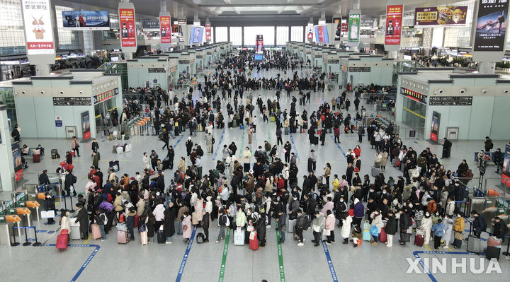 [허페이=신화/뉴시스]중국에서 춘절을 보름 앞둔 26일 대이동 기간인 '춘윈'이 시작됐다. 사진은 이날 중국 동부 안후이성 허페이시 허페이남역에서 열차표 개표를 기다리는 승객들. 2024.1.26