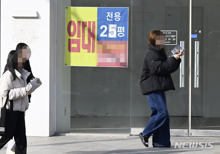 [광주=뉴시스] 박기웅 기자 = 26일 광주 서구 치평동 상무지구 한 상가에 임대 현수막이 붙어 있다. 상무지구 상권의 공실률은 지난해 4분기 전분기 대비 3.9%포인트 증가한 18.3%까지 치솟는 등 광주·전남 주요 상권의 공실이 빠르게 증가하고 있다. 2024.01.26. pboxer@newsis.com