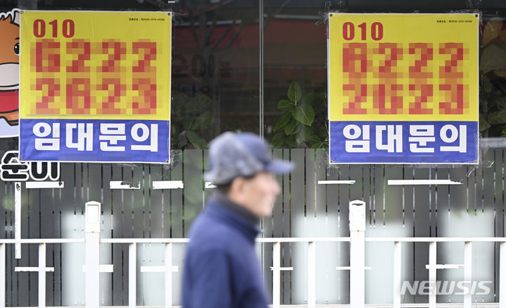 [광주=뉴시스] 박기웅 기자 = 26일 광주 서구 치평동 상무지구 한 상가에 임대 현수막이 붙어 있다. 상무지구 상권의 공실률은 지난해 4분기 전분기 대비 3.9%포인트 증가한 18.3%까지 치솟는 등 광주·전남 주요 상권의 공실이 빠르게 증가하고 있다. 2024.01.26. pboxer@newsis.com