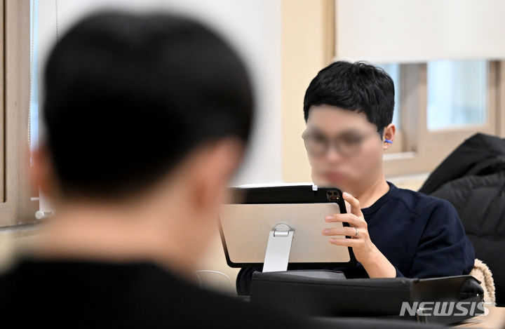 [광주=뉴시스] 김혜인 기자 = 25일 오후 광주 북구 전남대학교 중앙도서관에서 학생들이 공부하고 있다. 2024.01.25. hyein0342@newsis.com