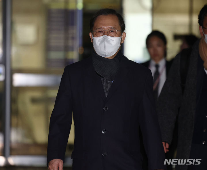 [서울=뉴시스] 최동준 기자 = 박병대 전 대법관이 26일 서울 서초구 서울중앙지방법원에서 열린 '사법농단 혐의' 1심 선고공판에서 무죄를 선고 받은 뒤 법원을 나서고 있다. (공동취재) 2024.01.26. photocdj@newsis.com