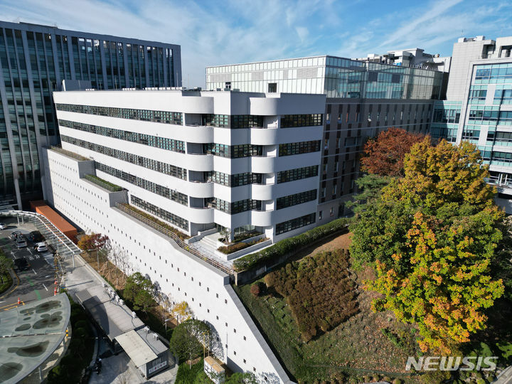 [서울=뉴시스]고려대 의대 의학 교육의 중심축인 제1의학관이 미래 의학을 이끌 인재 양성 공간으로 30여년 만에 탈바꿈했다. (사진= 고려대의료원 제공) 2024.01.27. photo@newsis.com. 