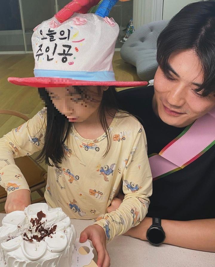 [서울=뉴시스] 기성용·한혜진 부부의 딸인 기시온(왼쪽), 기성용. (사진=한혜진 인스타그램 캡처) 2024.01.27. photo@newsis.com *재판매 및 DB 금지