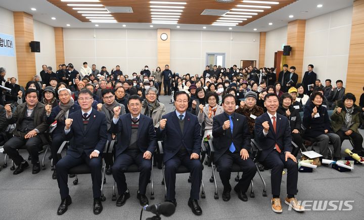 [완주=뉴시스] 유희태 완주군수가 소양면을 찾아 주민들과 기념촬영을 하고 있다.  *재판매 및 DB 금지