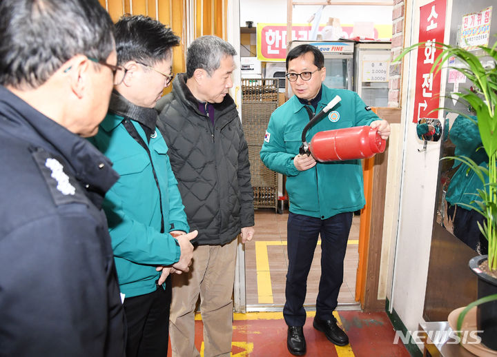 [시흥=뉴시스] 연제찬 부시장이 직접 소화기 작동 여부를 점검하고 있다. (사진=시흥시 제공) 2024.01.27. photo@newsis.com