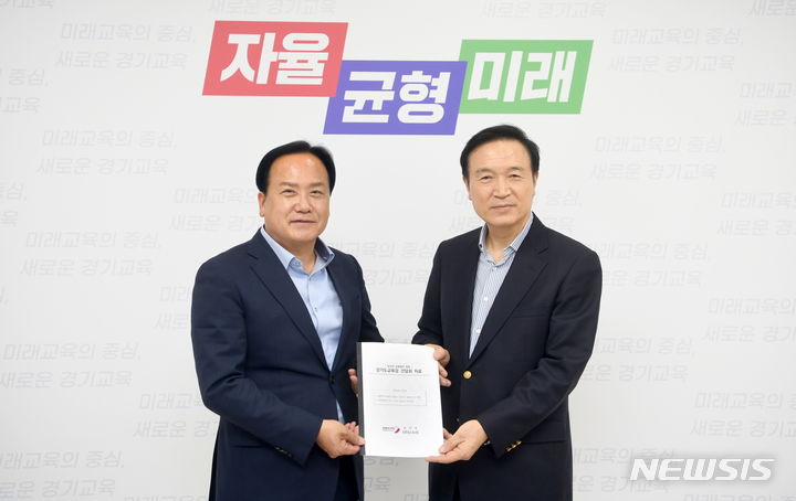 [오산=뉴시스] 이권재 오산시장(사진 왼쪽)과 임태희 경기도교육감 (사진=오산시 제공) 2024.01.27. photo@newsis.com