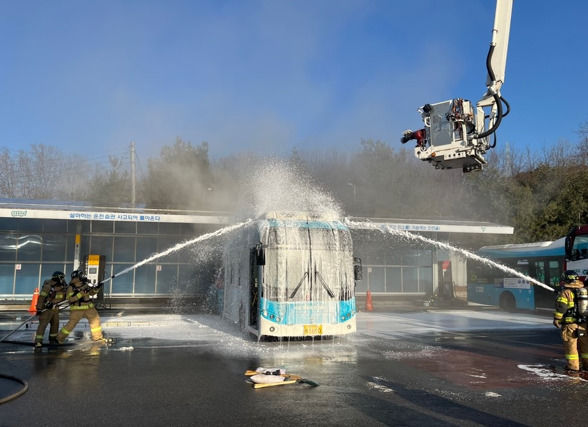 [수원=뉴시스] 27일 오전 8시37분께 수원시 장안구의 공영버스 차고지에 주차된 전기버스에서 화재가 발생했다. (사진=경기도소방재난본부 제공) 2024.01.27. photo@newsis.com *재판매 및 DB 금지