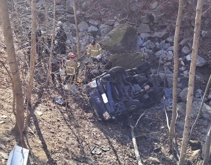 [경산=뉴시스] 27일 오전 8시54분께 경북 경산시 와촌면 팔공산 선본사 진입로 일대에서 1t 트럭이 5m 아래 계곡으로 떨어졌다. (사진=경북소방본부 제공) 2024.01.27. photo@newsis.com *재판매 및 DB 금지