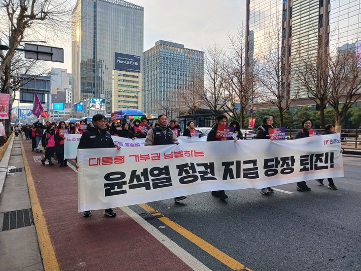 [서울=뉴시스] 우지은 기자=10·29 이태원 참사 유가족협의회(유가협)와 시민대책회의도 서울 중구 프레스센터 앞에서 '10·29 이태원 참사 특별법 공포 촉구 대회'를 열고 "예외적 상황에서나 제한적으로 행사할 수 있는 재의요구권(거부권)을 남발하는 윤 대통령을 규탄한다"고 밝혔다. 사진은 이태원 유가협과 민주노총이 27일 행진하는 모습. 2024.01.27.  now@newsis.com *재판매 및 DB 금지