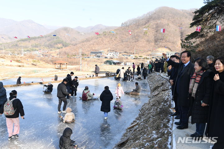 [완주=뉴시스] 27일 전북 완주군 동상면 밤티마을 논두렁썰매장에서 진행된 ‘동장군 논두렁문화축제’ 모습. 2024.01.27 (사진= 완주군 제공)  *재판매 및 DB 금지