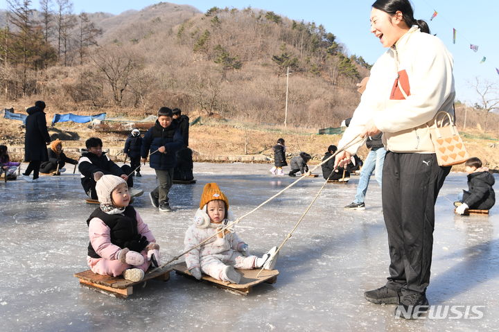 [완주=뉴시스] 27일 전북 완주군 동상면 밤티마을 논두렁썰매장에서 진행된 ‘동장군 논두렁문화축제’ 모습. 2024.01.27 (사진= 완주군 제공) *재판매 및 DB 금지