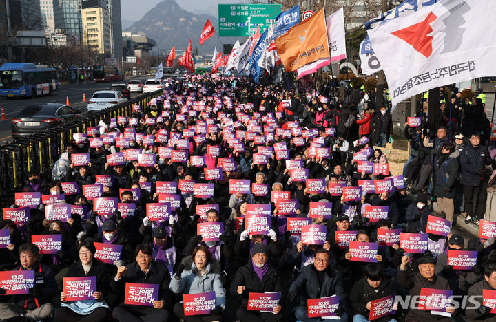 [서울=뉴시스] 고승민 기자 = 27일 서울 프레스센터 앞에서 열린 10.29 이태원 참사 특별법 공포 촉구대회에서 참가자들이 구호를 외치고 있다. 2024.01.27. kkssmm99@newsis.com