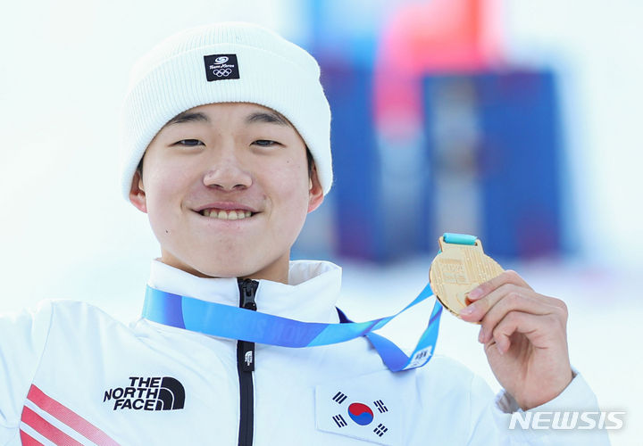 [정선=뉴시스] 권창회 기자 = 27일 오후 강원도 정선 하이원리조트 스키장에서 열린 2024 강원동계청소년올림픽 대회 프리스타일스키 남자 듀얼모글 시상식에서 대한민국 이윤승이 금메달을 받은뒤 기뻐하고 있다. 2024.01.27. kch0523@newsis.com