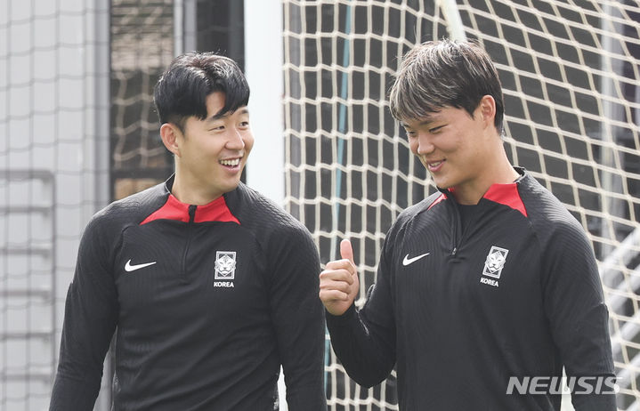 [도하(카타르)=뉴시스] 김근수 기자 = 대한민국 축구대표팀 손흥민과 오현규가 27일(현지시간) 카타르 도하 알에글라 트레이팅 센터에서 회복훈련을 하고 있다. 2024.01.27. ks@newsis.com