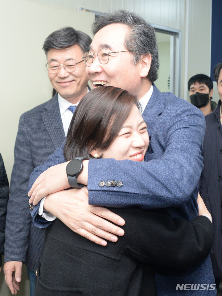 [전주=뉴시스] 김얼 기자 = 이낙연 새로운미래 인재영입위원장이 27일 전북 전주시 롯데시네마 전주평화점에서 열린 새로운미래 전북특별자치도당 창당대회에 참석해 지지자들과 인사를 나누고 있다. 2024.01.27. pmkeul@nwsis.com