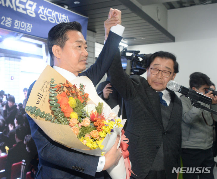 [전주=뉴시스] 김얼 기자 = 신원식 새로운미래 전북특별자치도당 도당위원장이 27일 전북 전주시 롯데시네마 전주평화점에서 열린 새로운미래 전북특별자치도당 창당대회에서 꽃다발을 들고 기념촬영을 하고 있다. 2024.01.27. pmkeul@nwsis.com