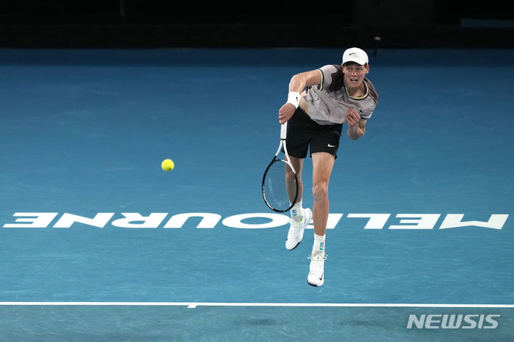 [멜버른=AP/뉴시스] 얀니크 신네르(4위·이탈리아)가 28일(현지시간) 호주 멜버른의 로드 레이버 아레나에서 열린 호주오픈 남자 단식 결승전 다닐 메드베데프(3위·러시아)와의 경기에서 공을 리턴하고 있다. 신네르는 두 세트를 내준 후 3-2(3-6 3-6 6-4 6-4 6-3)로 역전승을 거두고 호주오픈 첫 우승을 차지했다. 2024.01.26.