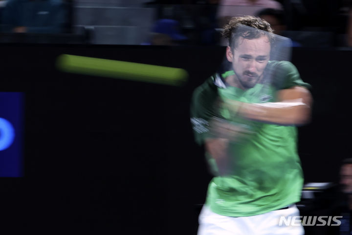 [멜버른=AP/뉴시스] 다닐 메드베데프가 28일(현지시간) 호주 멜버른 로드 레이버 아레나에서 열린 호주오픈 남자 단식 결승전 얀니크 신네르와의 경기에서 백핸드를 하고 있다. 신네르는 두 세트를 내준 후 3-2(3-6 3-6 6-4 6-4 6-3)로 역전승을 거두고 호주오픈 첫 우승을 차지했다. 2024.01.26.