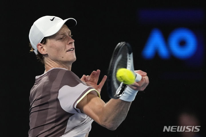 [멜버른=AP/뉴시스] 얀니크 신네르(4위·이탈리아)가 28일(현지시간) 호주 멜버른의 로드 레이버 아레나에서 열린 호주오픈 남자 단식 결승전 다닐 메드베데프(3위·러시아)와의 경기에서 공을 리턴하고 있다. 신네르는 두 세트를 내준 후 3-2(3-6 3-6 6-4 6-4 6-3)로 역전승을 거두고 호주오픈 첫 우승을 차지했다. 2024.01.26.