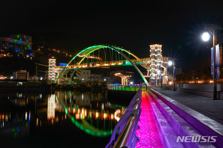 [통영=뉴시스] 2023년 3월 준공한 경남 통영항 강구안 보도교와 경관 조명. 야간 경관이 좋아 지역민과 관광객이 즐겨 찾고 있다.(사진=경남도 제공)2024.01.28. photo@newsis.com