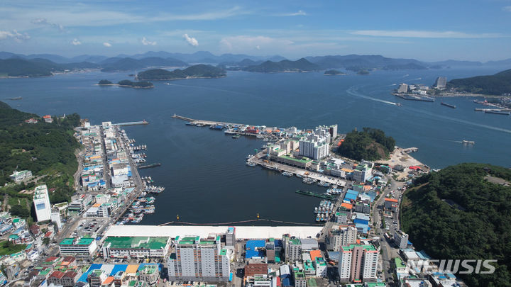 [통영=뉴시스] 2023년 소형선 부두를 준공한 경남 통영시 통영항 동호만 전경.(사진=경남도 제공)2024.01.28. photo@newsis.com