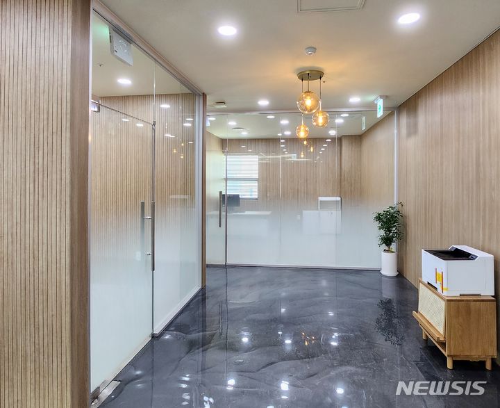 [광명=뉴시스] 광명시 소하도서관 1인 집필실(사진=광명시 제공)2024.01.28.photo@newsis.com