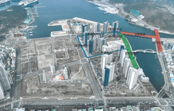 [거제=뉴시스] 신정철 기자= 거제시는 시민편의를 위해 고현항 항만재개발 3단계 사업으로 조성된 고현항 매립지 내 고현항교 등 일부 시설물을 조기 개방한다고 29일 밝혔다.사진은 오는 2월 1일 오전 11시부터 개통되는 중곡, 오비지역을 연결하는 신설 교량인 고현항교 전경.(사진=거제시 제공).2024.01.29. photo@newsis.com *재판매 및 DB 금지