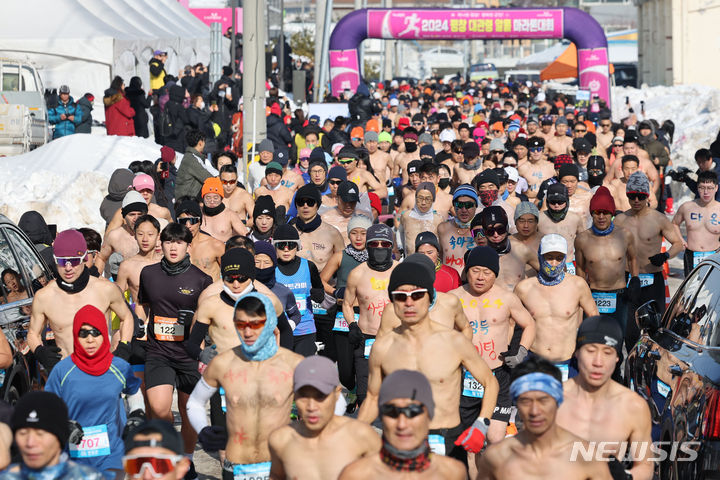 [평창=뉴시스] 권창회 기자 = 28일 오전 강원 평창군 대관령눈꽃축제 인근에서 열린 2024 평창 대관령 알몸 마라톤대회에서 참가자들이 힘찬 출발을 하고 있다. 2024.01.28. kch0523@newsis.com