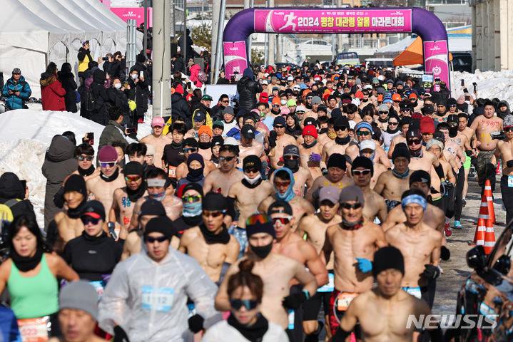 [평창=뉴시스] 권창회 기자 = 28일 오전 강원 평창군 대관령눈꽃축제 인근에서 열린 2024 평창 대관령 알몸 마라톤대회에서 참가자들이 힘찬 출발을 하고 있다. 2024.01.28. kch0523@newsis.com