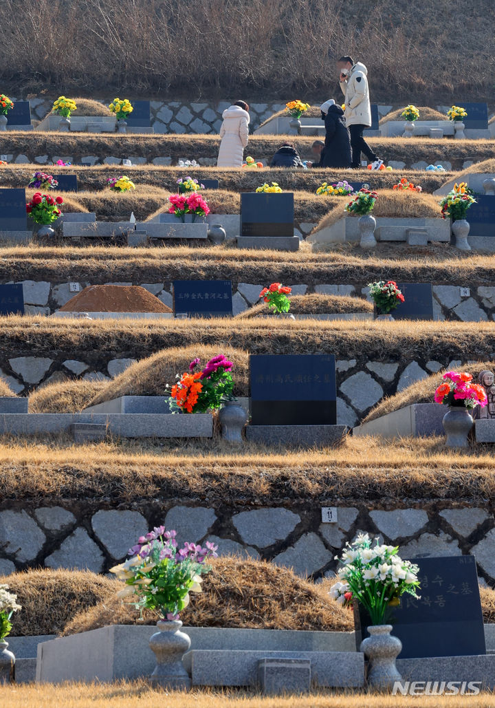 [파주=뉴시스] 최진석 기자 = 설 명절을 앞두고 28일 경기 파주 동화경모공원에서 성묘객들이 조상의 묘를 찾아 성묘하고 있다. 2024.01.28. myjs@newsis.com