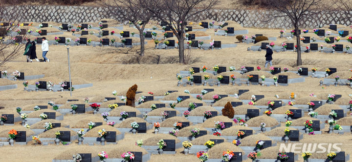 [파주=뉴시스] 최진석 기자 = 설 명절을 앞두고 28일 경기 파주 동화경모공원에서 성묘객들이 조상의 묘를 찾아 성묘하고 있다. 2024.01.28. myjs@newsis.com