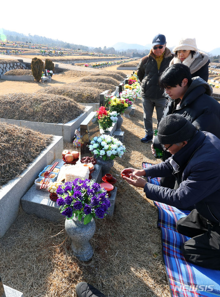 [파주=뉴시스] 최진석 기자 = 설 명절을 앞두고 28일 경기 파주 동화경모공원에서 성묘객들이 조상의 묘를 찾아 성묘하고 있다. 2024.01.28. myjs@newsis.com