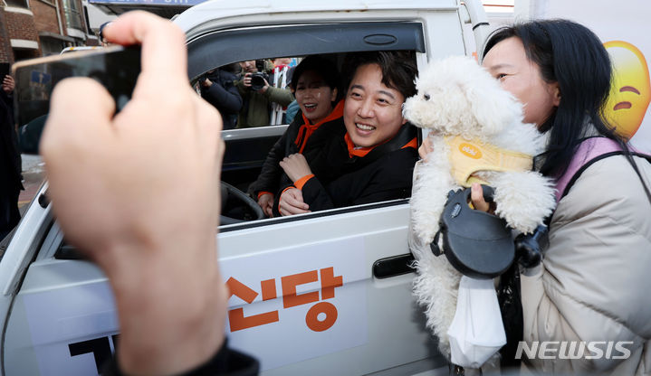 [서울=뉴시스] 홍효식 기자 = 이준석 개혁신당 대표와 양향자 한국의희망 대표가 28일 오후 서울 마포구 망원시장을 찾아 소형 트럭 '라보'에 올라 골목길 정책 홍보를 하며 시민과 기념촬영하고 있다. 2024.01.28. yesphoto@newsis.com