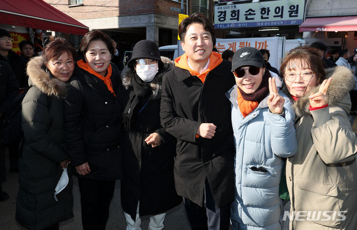 [서울=뉴시스] 홍효식 기자 = 이준석 개혁신당 대표와 양향자 한국의희망 대표가 28일 오후 서울 마포구 망원시장을 찾아 골목길 정책 홍보를 하며 시민들과 기념촬영하고 있다. 2024.01.28. yesphoto@newsis.com