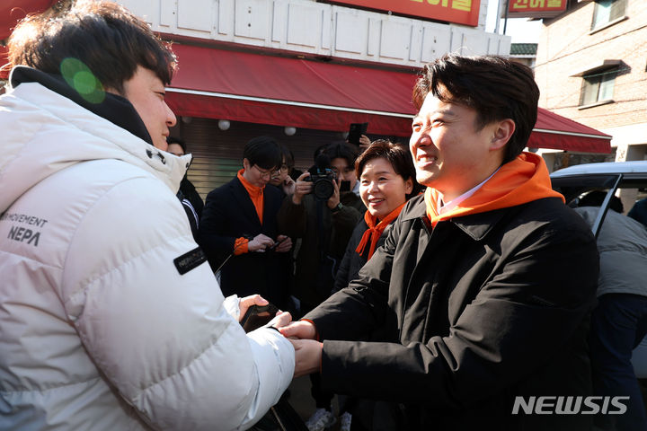 [서울=뉴시스] 홍효식 기자 = 이준석 개혁신당 대표와 양향자 한국의희망 대표가 28일 오후 서울 마포구 망원시장을 찾아 골목길 정책 홍보를 하며 시민들과 인사하고 있다. 2024.01.28. yesphoto@newsis.com