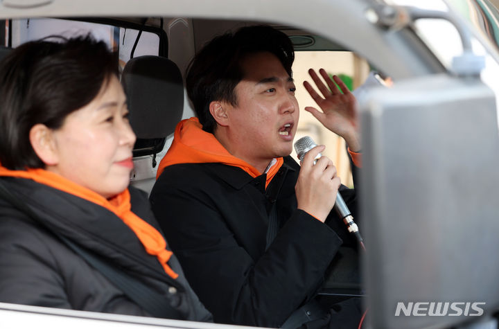 [서울=뉴시스] 홍효식 기자 = 이준석 개혁신당 대표와 양향자 한국의희망 대표가 28일 오후 서울 마포구 망원시장을 찾아 소형 트럭 '라보'를 타고 골목길 정책 홍보를 하고 있다. 2024.01.28. yesphoto@newsis.com