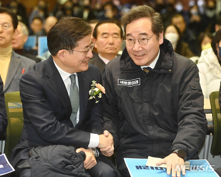 [수원=뉴시스] 김종택 기자 = 이낙연 새로운미래 인재영입위원장과 박원석 미래대연합 공동대표가 28일 경기도 수원시 경기아트센터 컨벤션홀에서 열린 새로운미래 경기도당 창당대회에 참석해 대화를 나누고 있다. 이날 더불어민주당 탈당파로 구성된 '미래대연합'과 이낙연 전 대표가 주도하는 '새로운미래'가 공동창당하기로 합의하고 다음달 4일 '개혁미래당'(가칭)으로 중앙당 창당대회를 열겠다고 밝혔다. 2024.01.28. jtk@newsis.com