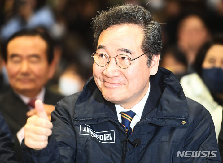 [수원=뉴시스] 김종택 기자 = 이낙연 새로운미래 인재영입위원장이 28일 경기도 수원시 경기아트센터 컨벤션홀에서 열린 새로운미래 경기도당 창당대회에 참석해 엄지척을 하고 있다. 이날 더불어민주당 탈당파로 구성된 '미래대연합'과 이낙연 전 대표가 주도하는 '새로운미래'가 공동창당하기로 합의하고 다음달 4일 '개혁미래당'(가칭)으로 중앙당 창당대회를 열겠다고 밝혔다. 2024.01.28. jtk@newsis.com