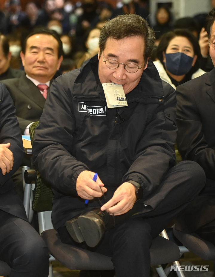 [수원=뉴시스] 김종택 기자 = 이낙연 새로운미래 인재영입위원장이 28일 경기도 수원시 경기아트센터 컨벤션홀에서 열린 새로운미래 경기도당 창당대회에 참석해 신발끈을 고쳐매고 있다. 이날 더불어민주당 탈당파로 구성된 '미래대연합'과 이낙연 전 대표가 주도하는 '새로운미래'가 공동창당하기로 합의하고 다음달 4일 '개혁미래당'(가칭)으로 중앙당 창당대회를 열겠다고 밝혔다. 2024.01.28. jtk@newsis.com
