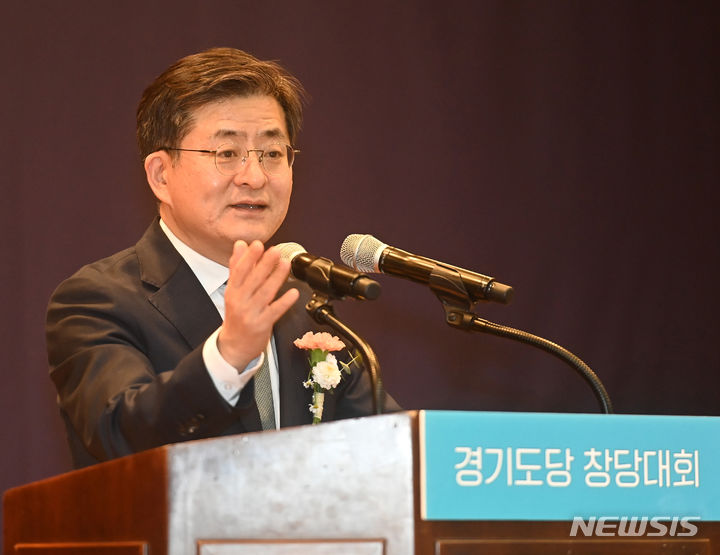 [수원=뉴시스] 김종택 기자 = 박원석 미래대연합 공동대표가 28일 경기도 수원시 경기아트센터 컨벤션홀에서 열린 새로운미래 경기도당 창당대회에 참석해 축사를 하고 있다. 이날 더불어민주당 탈당파로 구성된 '미래대연합'과 이낙연 전 대표가 주도하는 '새로운미래'가 공동창당하기로 합의하고 다음달 4일 '개혁미래당'(가칭)으로 중앙당 창당대회를 열겠다고 밝혔다. 2024.01.28. jtk@newsis.com