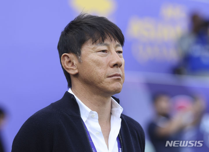 [도하(카타르)=뉴시스] 김근수 기자 = 신태용 인도네시아 축구 대표팀 감독이 28일(현지시간) 카타르 도하 자심 빈 하마드 스타디움에서 열린 2023 아시아축구연맹(AFC) 카타르 아시안컵 16강전 호주 대 인도네시아의 경기 시작 전 경기장을 바라보고 있다. 2024.01.28. ks@newsis.com