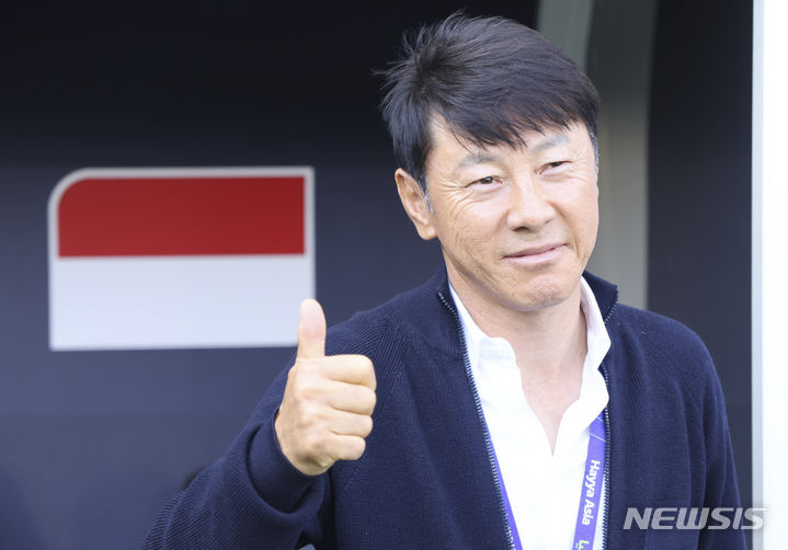 [도하(카타르)=뉴시스] 김근수 기자 = 신태용 인도네시아 축구 대표팀 감독이 28일(현지시간) 카타르 도하 자심 빈 하마드 스타디움에서 열린 2023 아시아축구연맹(AFC) 카타르 아시안컵 16강전 호주 대 인도네시아의 경기 시작 전 엄지를 들어 보이고 있다. 2024.01.28. ks@newsis.com